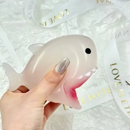 ของเล่นฉลามนุ่ม บีบได้ เปลี่ยนสีเมื่อโดนแสงแดด