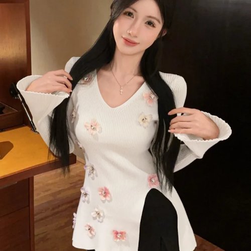 Top en maille femme col V fleurs 3D, manches cloche, taille froncée et fente latérale — coupe slim, style français