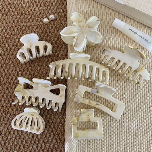 Retro blogger-style shark claw hair clip for women, smudge-effect finish