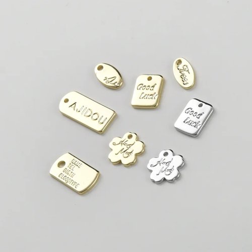Colgante tag pequeño de cobre bañado en oro 14K con letra inglesa y flor, formato redondo/oval para bisutería DIY