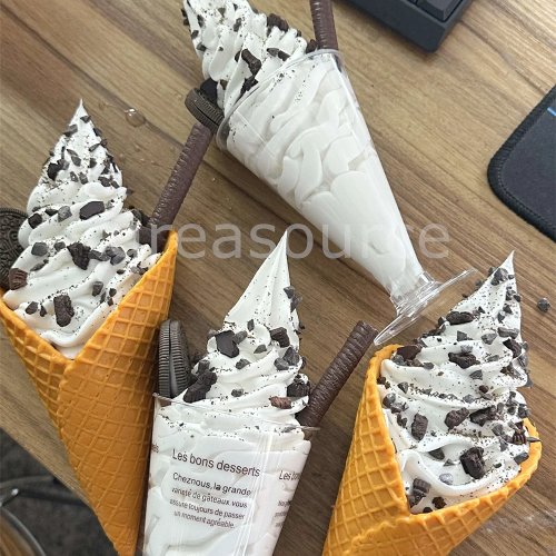 Modelo de helado Oreo chocolate con leche en cono (plástico) con topping crujiente y perlas decorativas — para decoración de restaurante o vitrina