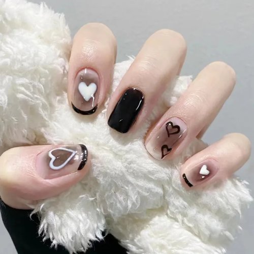 Uñas postizas adhesivas cortas cuadradas — degradado nude a negro, corazón blanco y negro, borde negro fino, brillo, reutilizables, estilo Y2K para uso diario