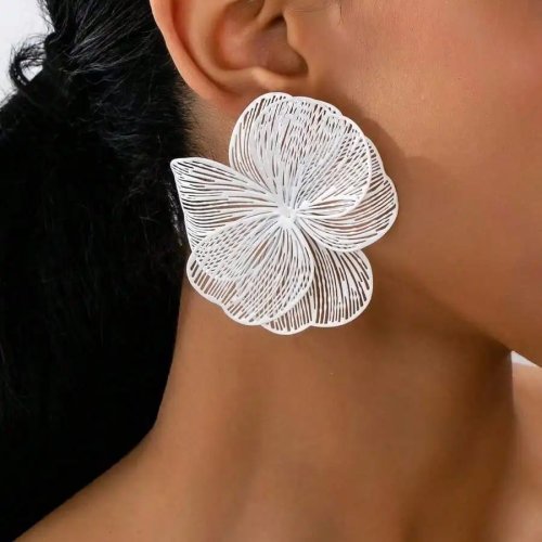 Vintage gouden oorbellen met getextureerde bloem-hanger, paar — elegant voor dames, dagelijks, feest en vakantie