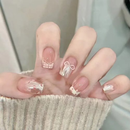 Unhas postiças press-on curtas quadradas — nude rosa translúcido com pó espelho prateado, renda, francesinha, laço e padrão vaca, brilhantes e reutilizáveis