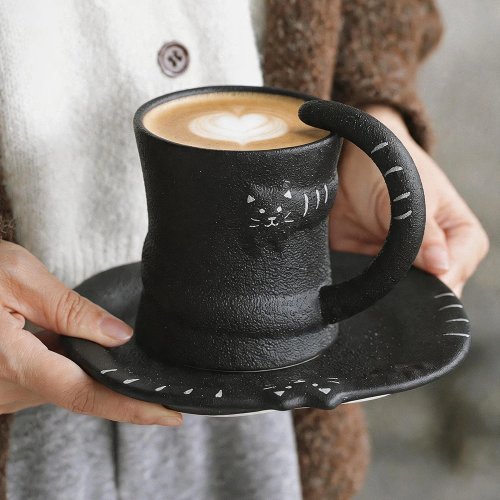 Set tasse et sous-tasse en céramique noir mat fait main, anse en forme de queue de chat et relief chat — tasse pour thé/café