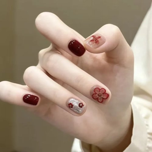 Móng giả press-on màu burgundy kim tuyến bạc, hoa đỏ vẽ tay — ngắn, dáng tròn-vuông, phong cách retro, thanh lịch cho dùng hàng ngày/mùa thu-đông