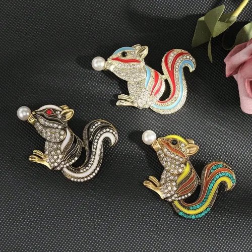 Broche de ardilla con resina efecto gota de aceite y strass, aleación — pin corsage adorable unisex
