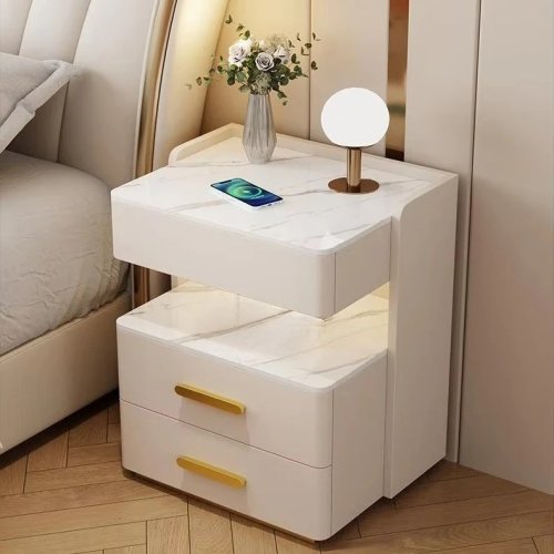 منضدة سرير ذكية بتصميم حديث مع مصباح LED، شاحن لاسلكي Qi، محور USB‑C ومكبر صوت بلوتوث