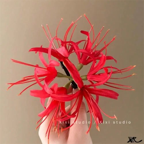 Kẹp tóc hoa đỏ giả – kẹp bên/sau, phong cách cổ điển sang trọng cho cô dâu & Tết/Năm mới