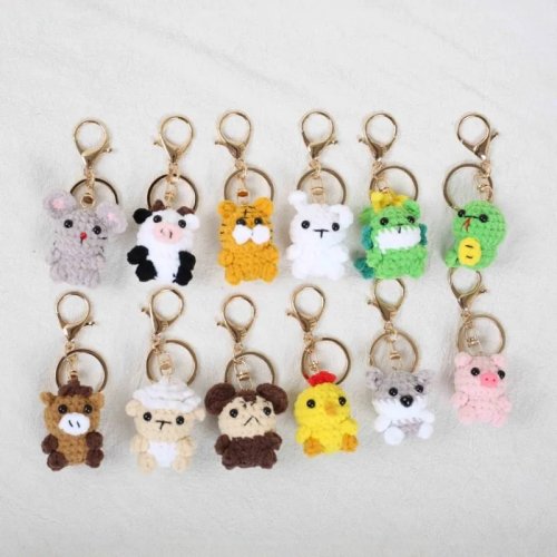 Mini szydełkowany brelok z zwierzątkiem – Urocza owca i krowa amigurumi, personalizowany brelok, hurt