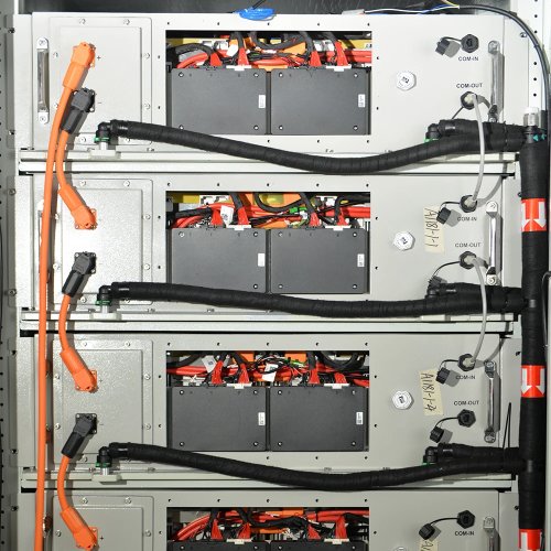 Armário de baterias BESS híbrido refrigerado a líquido para solar — 100 kW / 125 kW, 215 kWh / 232 kWh, armazenamento energético industrial e comercial