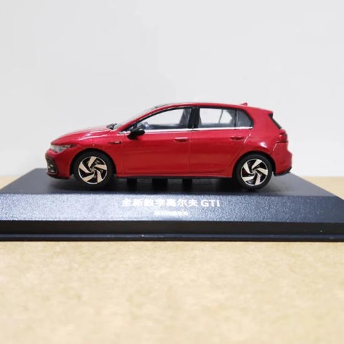 Модель автомобіля Volkswagen Golf GTI 8-го покоління, масштаб 1:43, металева (die‑cast) — статична модель для вітрини, колекційний сувенір для дорослих