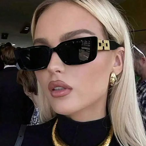 1 cặp kính râm đen gọng nhỏ, kiểu preppy/retro — cho đi biển, du lịch và mùa tựu trường