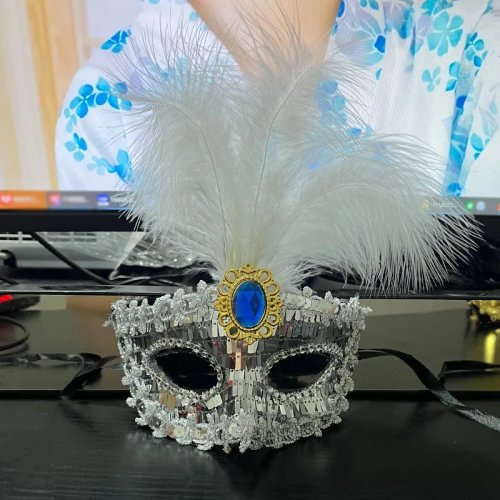 Feder-Halbmaske im venezianischen Stil für Damen – verstellbare Prinzessinnen-Maske, Accessoire für Karneval, Maskenball und Purim