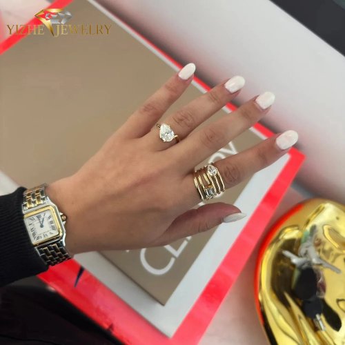 Anel dourado feminino com gota grande em zircónia cúbica — jóia brilhante de luxo