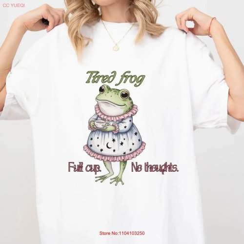 Tired Frog 여성 티셔츠 — 유머러스한 'No Thoughts' 코티지코어 개구리 프린트, 빈티지 워싱