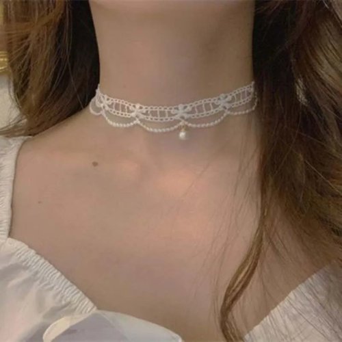 Collana vintage in pizzo bianco con fiore e ciondolo in perla per donna — catena delicata a clavicola dal design traforato