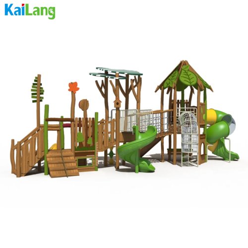Juego infantil de madera con toboganes combinados — equipo exterior para niños con diseño tipo bosque