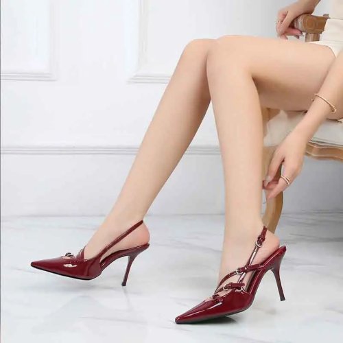 Elegante Lackleder-Sandaletten mit kleinem Kitten-Heel und einzelner Schnallenriemen