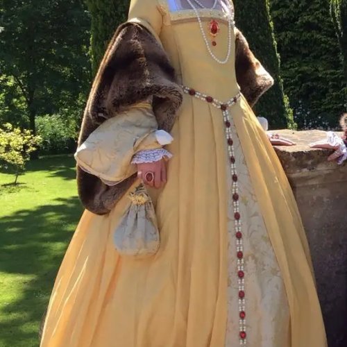 Robe Tudor/élisabéthaine jaune style Anne Boleyn — costume cosplay femme