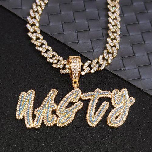 Collar con nombre personalizado en cursiva, dije con circonias cúbicas y cadena tipo tennis — Regalo para ella
