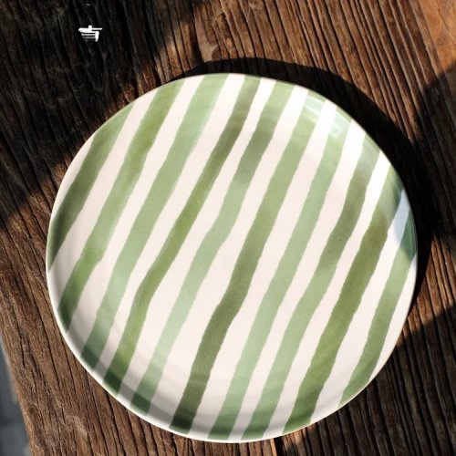 Nordischer Keramik-Flachteller blau-grün mit britischer Linien- und Fruchtdekor, Unterglasur – Salat-/Gemüseteller