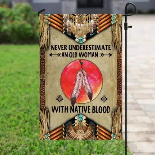 Bandiera da giardino - 'Mai sottovalutare una donna anziana di origine indigena' (bandiera per casa)