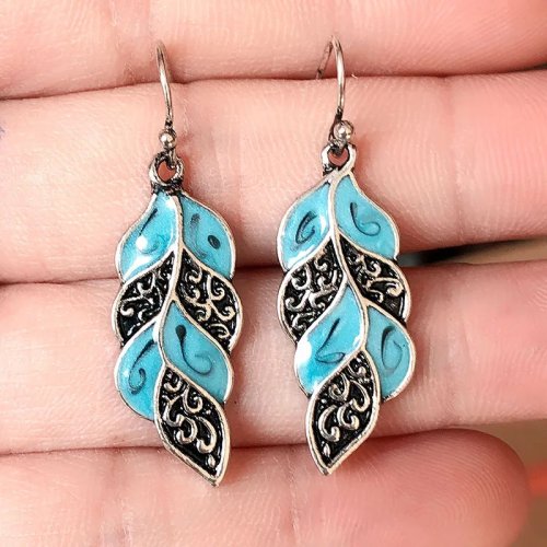 Anting Boho bahan paduan bergaya bulu – liontin biru vintage, lapisan perak antik, kait telinga (aksesori DIY)