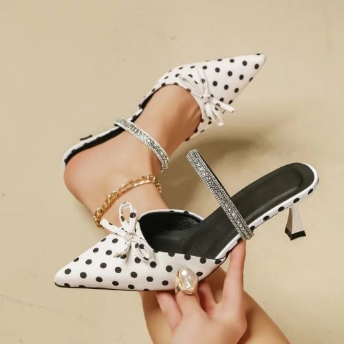Stiletto w groszki z kokardą, Szpiczaste czółenka z kryształkami, Letnie kapcie