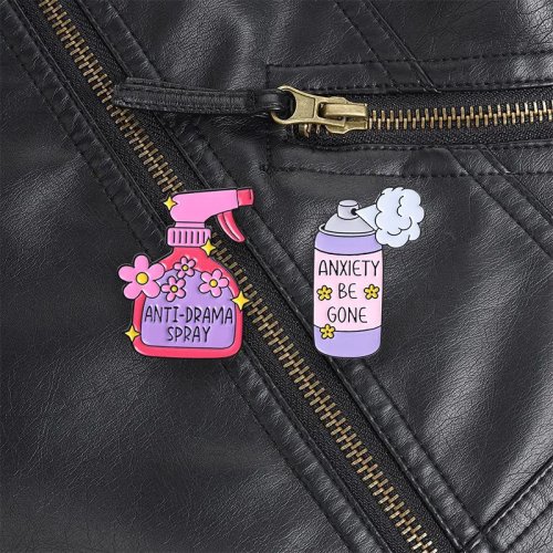 Spilla Spray Away Drama and Anxiety - Design kawaii con fiore stella per introversi e persone tranquille, accessorio per outfit casual