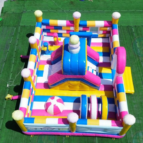Castillo hinchable rosa con tobogán y circuito de obstáculos — Tema princesa, parque exterior para niños