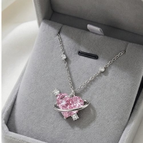 Dây chuyền mặt hình hành tinh trái tim màu hồng, hợp kim mạ bạc, đá zircon nhân tạo và mũi tên Cupid — trang sức lãng mạn cho nữ, quà tặng