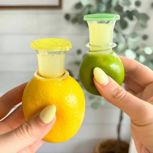 Portable Handheld Lemon Squeezer with Lid — Screw‑top Mini Manual Citrus Juicer with Built‑in Filter for Home Kitchen