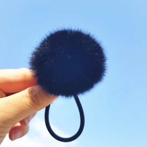 フェイクラビットファーのポンポン付きヘアゴム — 伸縮性のあるポニーテール用ゴム