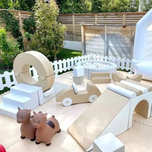 Structure de jeu molle marron pour tout-petits — Aire de jeu intérieure à usage commercial, personnalisable, location pour fêtes d'anniversaire