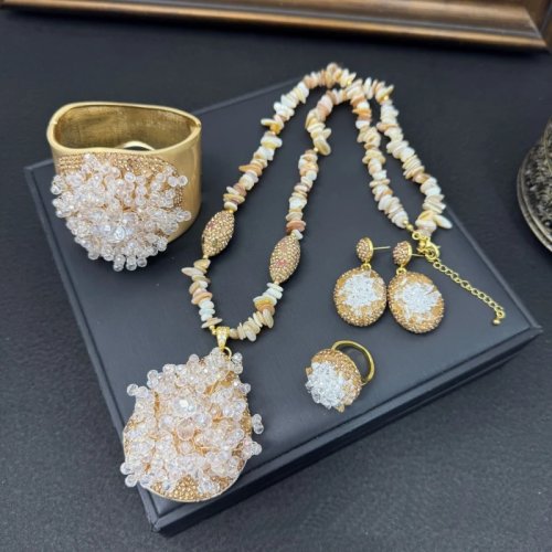 Handgefertigtes Schmuckset aus Bergkristall für Damen – Baby's-Breath‑Design mit natürlicher Muschel, Halskette, Armreif und Ohrringen