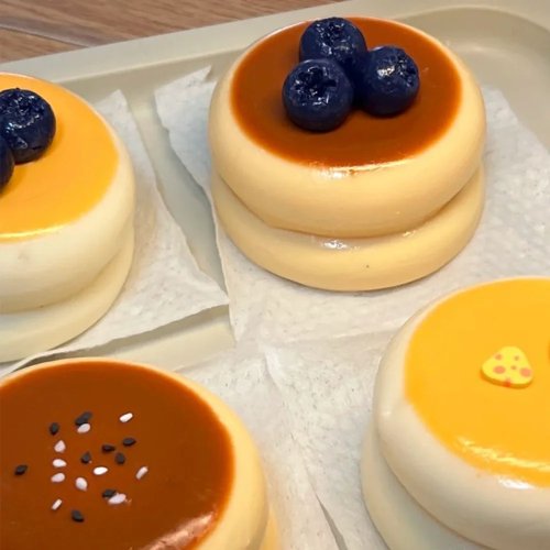 Squishy soufflé fresa y arándano — juguete sensorial suave y moldeable, antiestrés/fidget para niños y adultos, detalles para fiestas