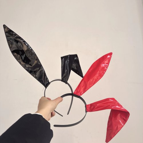 Cerchietto con orecchie da coniglio in similpelle lucida nera per Halloween e cosplay
