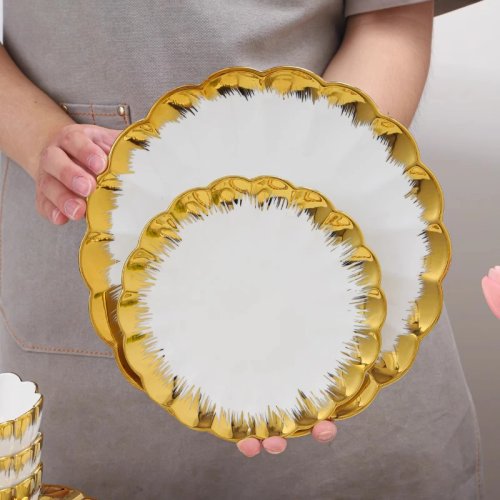 Plato de cerámica con borde dorado y forma de flor — para filete, pasta, postres y botanas, ideal para restaurantes