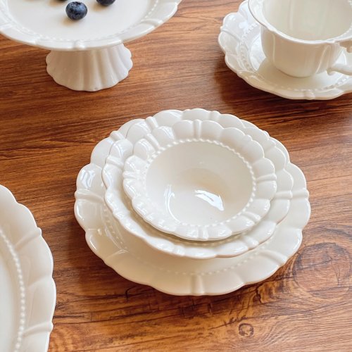 Biały ceramiczny talerz obiadowy z koronkowym wzorem, okrągły i elegancki, do domu, nadaje się do zmywarki