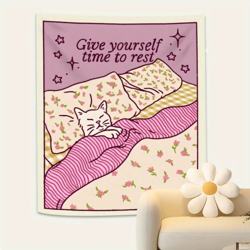 Tapeçaria de parede rosa com gato, padrão floral e estrelas, horizontal — decoração com frase motivacional «Dá‑te tempo para descansar»