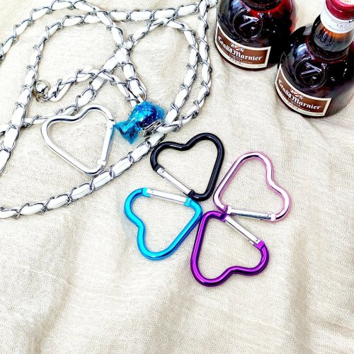 Móc khóa karabiner nhôm hình trái tim — kẹp cho chìa khóa, bình nước và túi, tiện dụng khi đi du lịch/hoạt động ngoài trời