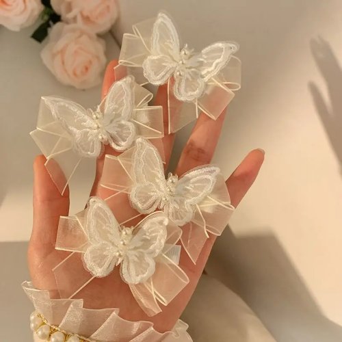 フェアリーコア 白チュールの蝶＆パール ヘアクリップ — 小さめサイドクリップ（編み込み用）、ブライズメイド向け髪飾り（1個）