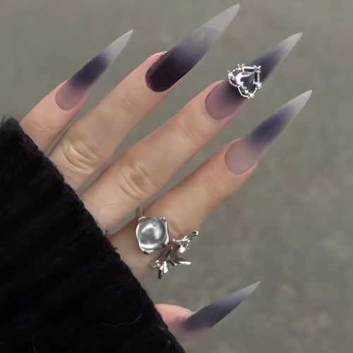 24-delige set nepnagels stiletto, lang, zwart ombre, gothic stijl met metalen hartje — press-on