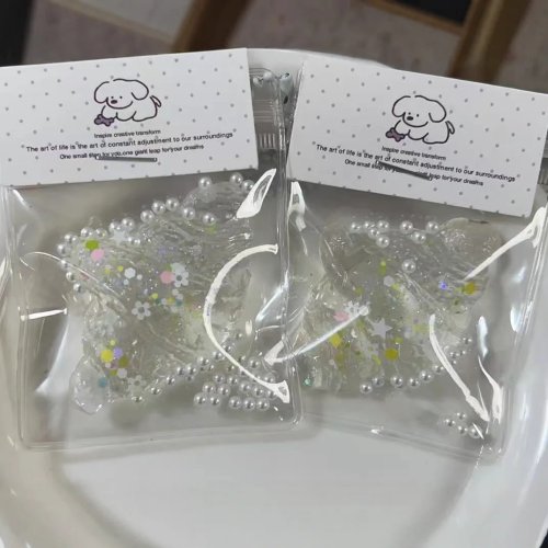 Colgante Mini Squishy Croissant — Textura súper suave tipo slime, juguete antiestrés lindo