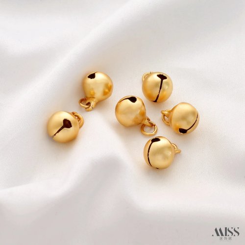 Charm colgante campana redonda mate, bañado en oro 18K con argolla — pequeño para pulsera o collar DIY