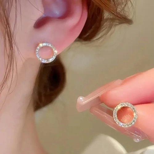 Bông tai tròn tối giản cho nữ với pha lê lấp lánh – thiết kế hoàn hảo cho trang phục thường ngày