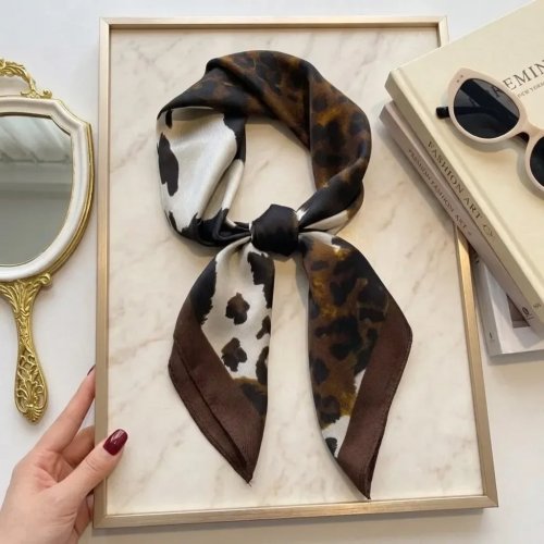 Syal Leher satin motif leopard retro 68cm — Poliester ringan untuk wanita, bisa dipakai sebagai pita rambut & hiasan tas. Cocok untuk kantor, bepergian, pesta pernikahan