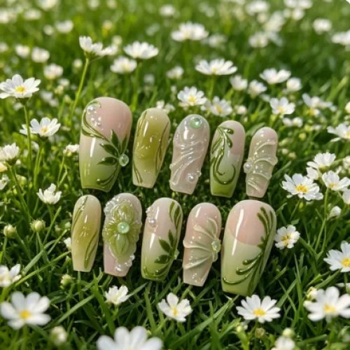 Uñas postizas press on color verde salvia con diseño ink wash de flores de bambú 3D, jelly nude con pedrería iridiscente, extra largas forma ataúd, nueva moda primaveral china