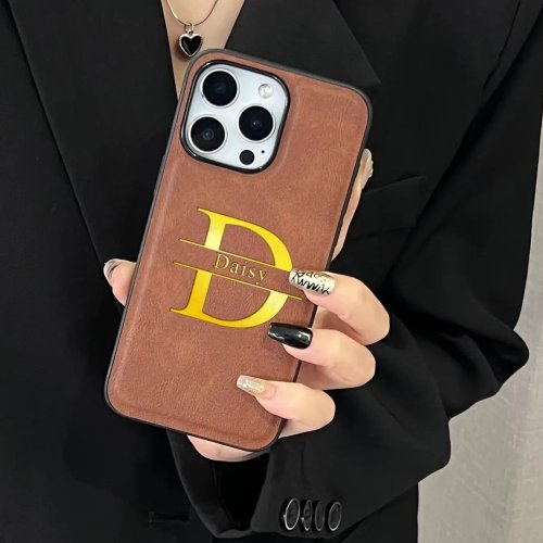 Capa Personalizada com Nome para iPhone 16 15 14 13 12 11 Pro Max Plus - Iniciais Gravadas 3D Letras Douradas Couro Sintético